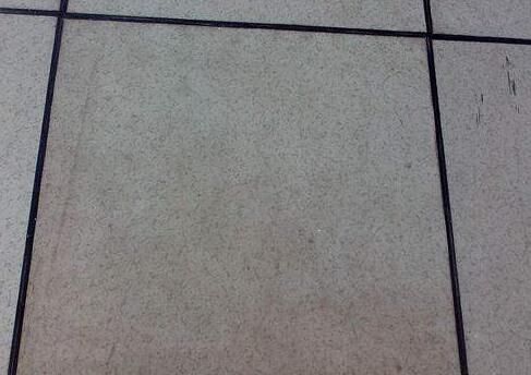 地板砖黑污渍怎么去除？地板砖上的黑印有人知道怎么去掉？