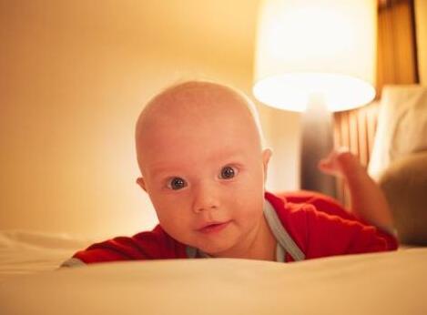开小夜灯睡觉对宝宝有什么影响？小夜灯有什么危害？