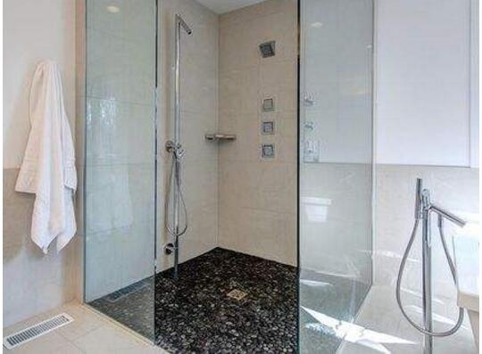 淋浴间玻璃怎么清洗？淋浴间玻璃隔断上水垢怎么清洗干净？1