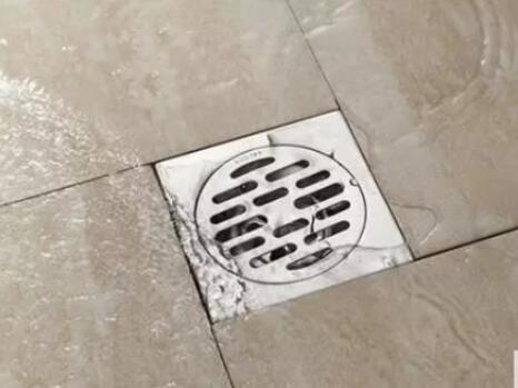 卫生间地漏漏水怎么办？有的时候漏到楼下应该怎么维修呢？1