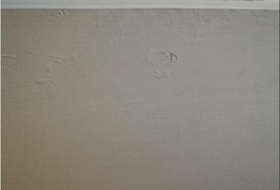 墙皮脱落的原因有哪些？客厅、卧室或者卫生间墙皮脱落？