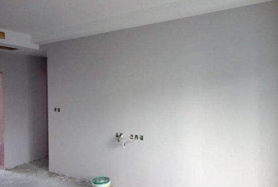 墙面刷油漆的时候如何预防气泡和凹凸不平？3