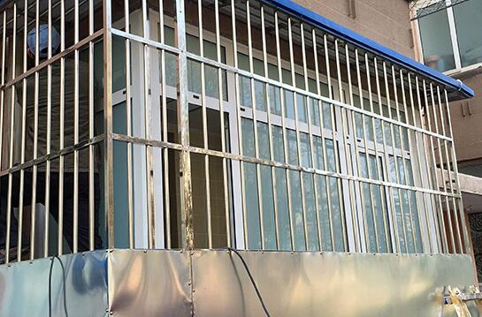 防盗窗多少钱一平方？不锈钢和铝合金防盗窗价格分别是多少钱一平方？2