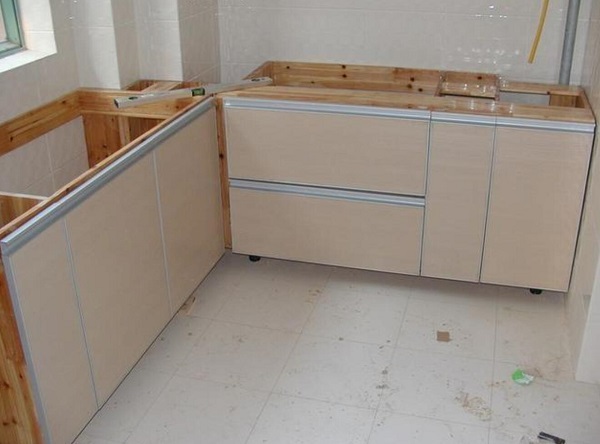橱柜是木工现场做好还是定制整体橱柜呢？