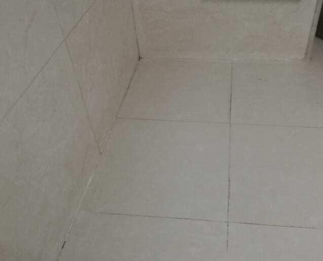卫生间瓷砖清洗小窍门  亲身经历告诉卫生间瓷砖这样清洗更干净！5