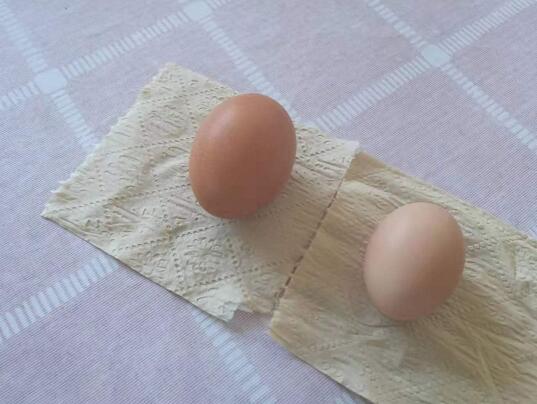 土鸡蛋和饲料鸡蛋营养价值一样吗？图文讲解土鸡蛋和普通鸡蛋区别！2