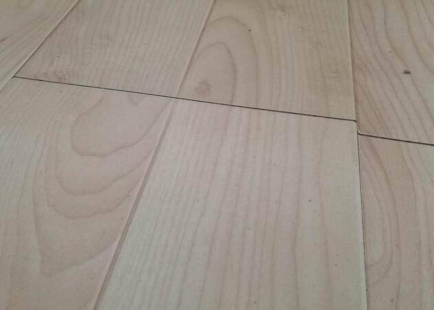 地板有缝隙太脏怎么处理？木地板的缝隙怎么彻底修复？2