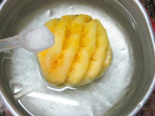 菠萝为什么要用盐水泡？泡多久才能吃？
