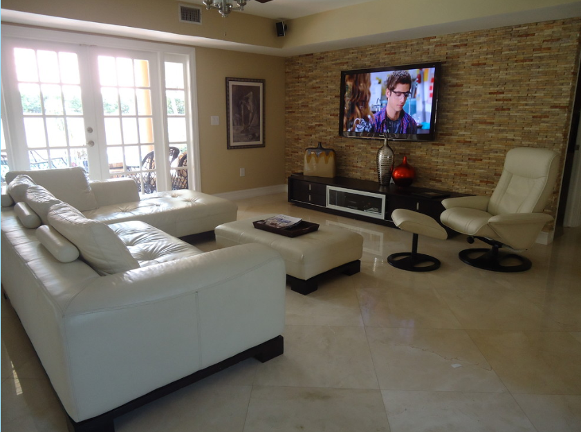 滁州中源上东城现代大客厅白色真皮沙发砌砖电视墙客厅方格移门效果图