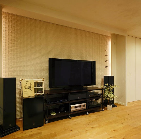 合肥二里河小区小户型客厅移动式电视柜功能柜浅色客厅壁纸实木地板效果图