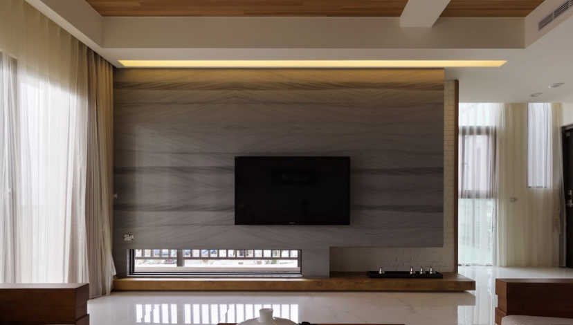 六安源牌东城1988现代风格客厅白色砌砖电视墙实木吊顶客厅多窗户设计效果图