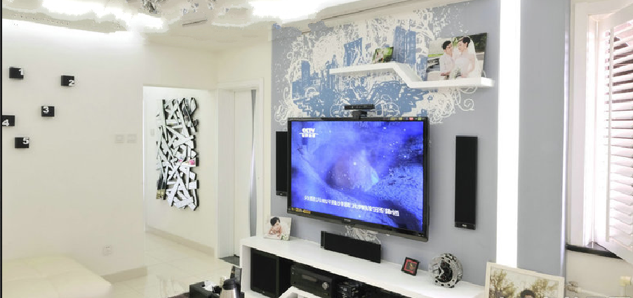 马鞍山荣鑫水景花园现代客厅折叠窗户创意客厅墙壁装饰置物架电视墙白色沙发效果图