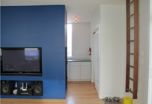 福州南台明珠小户型客厅深蓝色客厅电视墙实木地板半开放厨房客厅音响组合效果图