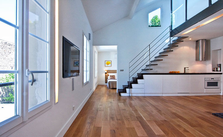 龙岩佳宝小区复式阁楼实木地板简美式楼梯开放式一字型厨房多格子窗户效果图