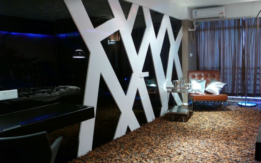 连云港清源小区长方形大客厅奢华地毯客厅黑色玻璃墙壁巴塞罗那座椅客厅窗帘效果图