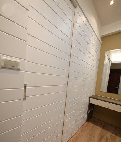 徐州紫金花园小户型客厅白色木板墙壁隐形推拉门木地板洗手台效果图
