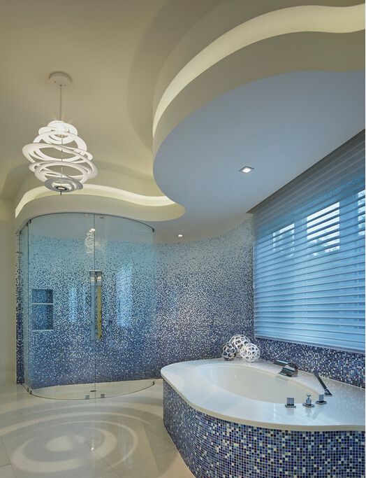 一张水晶梦幻般的淋浴房洗澡间让您拥有公主级的享受