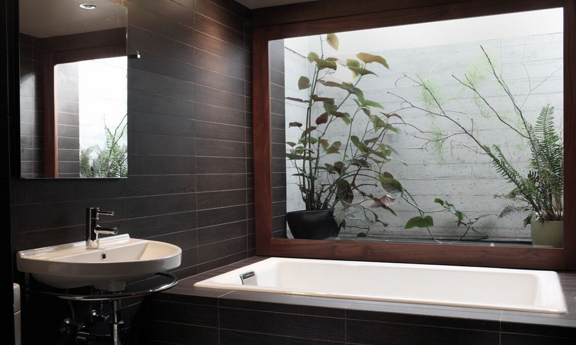 一套现代简约棕色酒店式的卫生间装修效果图（有浴缸和淋浴）