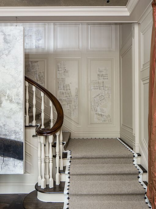 美式大别墅的室内灰白色楼梯装修效果图