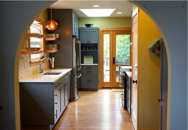 五张美式实木风格的老式厨房和餐厅装修效果图