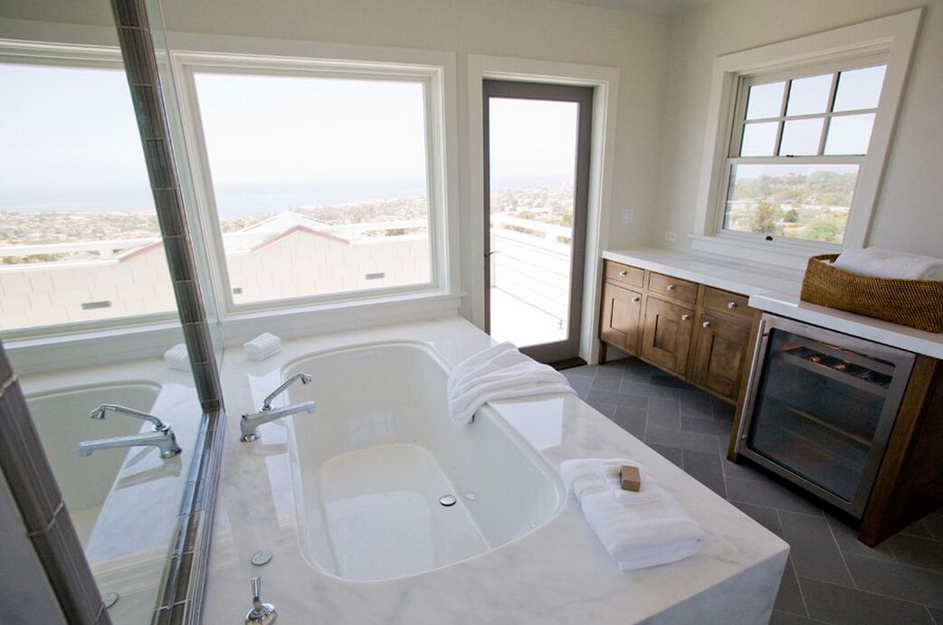 美式靠海的别墅内白色超大陶瓷浴缸装修效果图