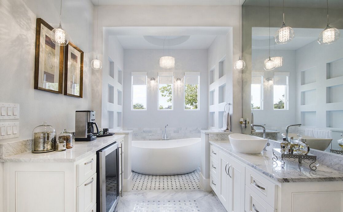 美式靠海的别墅内白色超大陶瓷浴缸装修效果图