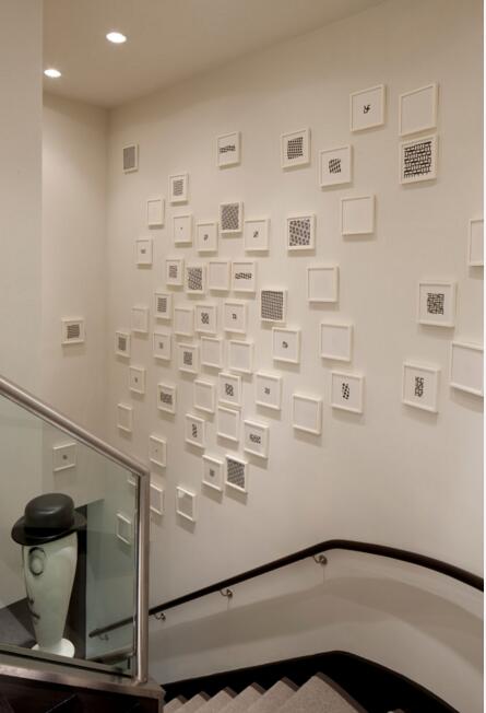 北京东湖湾现代风格的复式楼梯组合相框照片背景墙效果图
