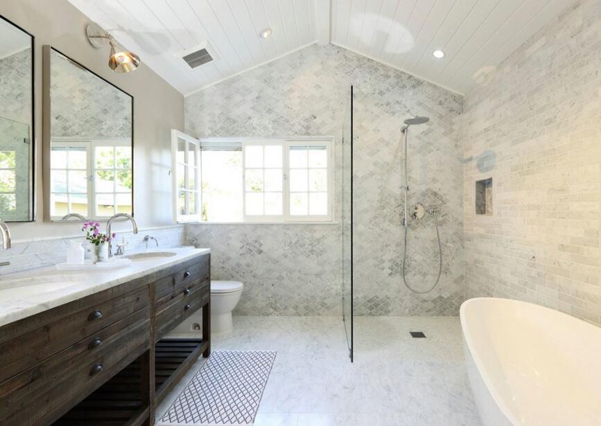 2张大理石风格和1张实木风格的卫浴间装修效果图