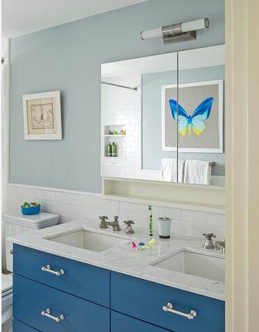美式淡蓝色简约风白色卫生间洗手池装修效果图