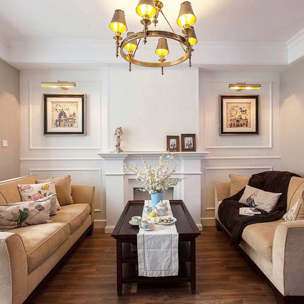 美式风格金铜色吊灯面对面沙发客厅装修效果图