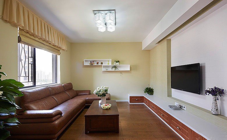 上海聚龙新苑白色电视墙L型真皮沙发实木地板客厅装修效果图