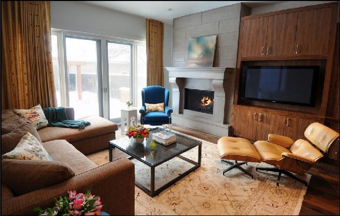 晋城仁和小区灰色沙发客厅落地窗壁炉实木置物柜地板效果图