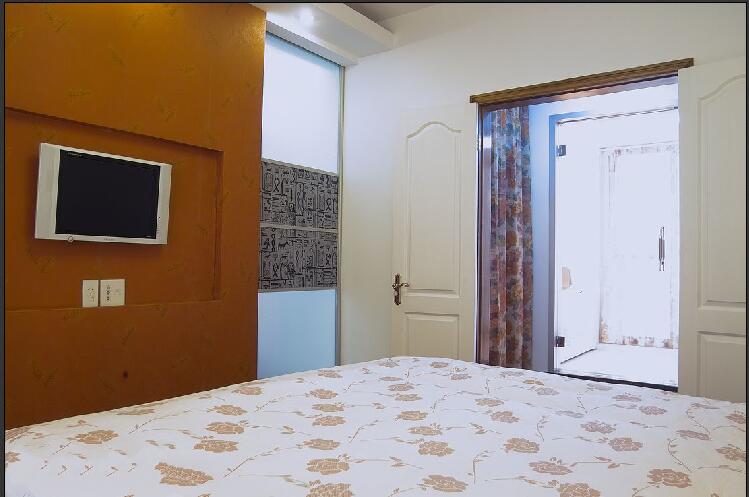 吕梁东山君悦20平米卧室木质嵌入式电视墙浅色床品效果图