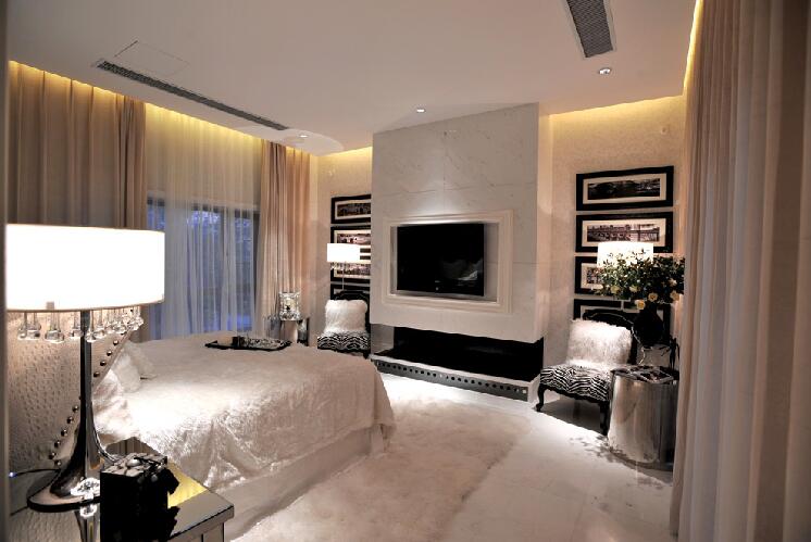 太原北张小区40平米卧室白色床品嵌入式电视墙浅色窗帘地毯效果图