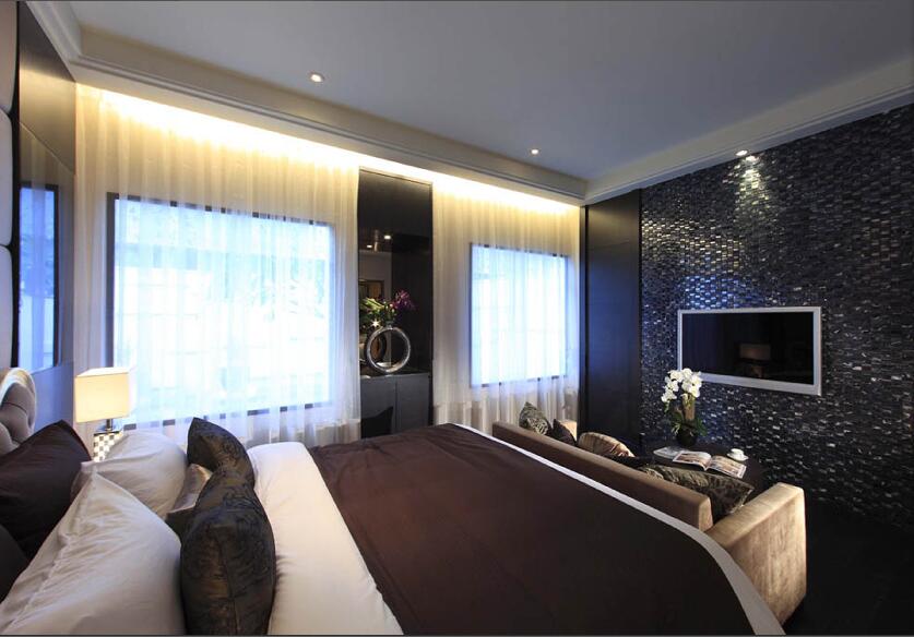呼和浩特神宇国际40平米卧室黑色嵌入式电视墙床尾沙发椅多窗户效果图