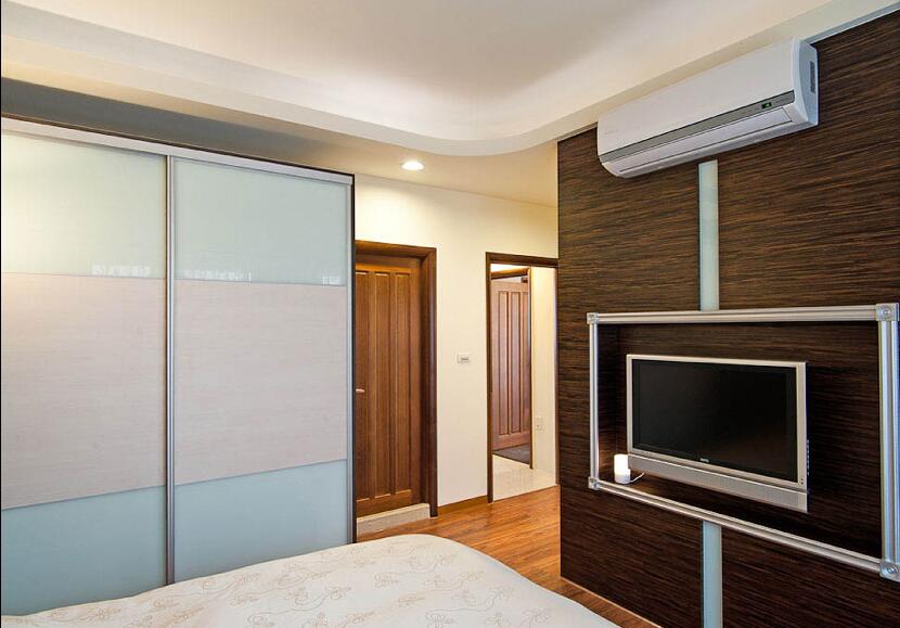 包头巴彦塔拉大街42号院15平米卧室嵌入式木质电视墙移门衣柜效果图