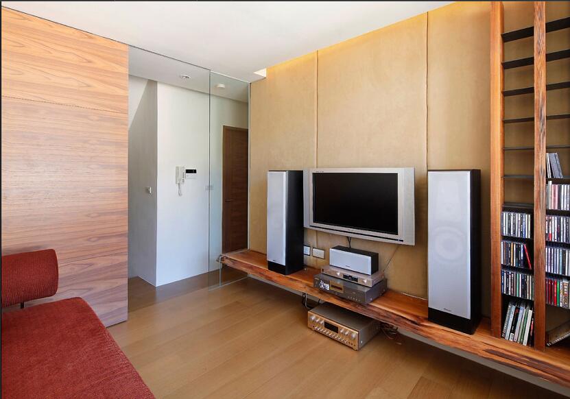 包头阳光世纪城30平米客厅软包电视墙靠墙书架红色沙发效果图