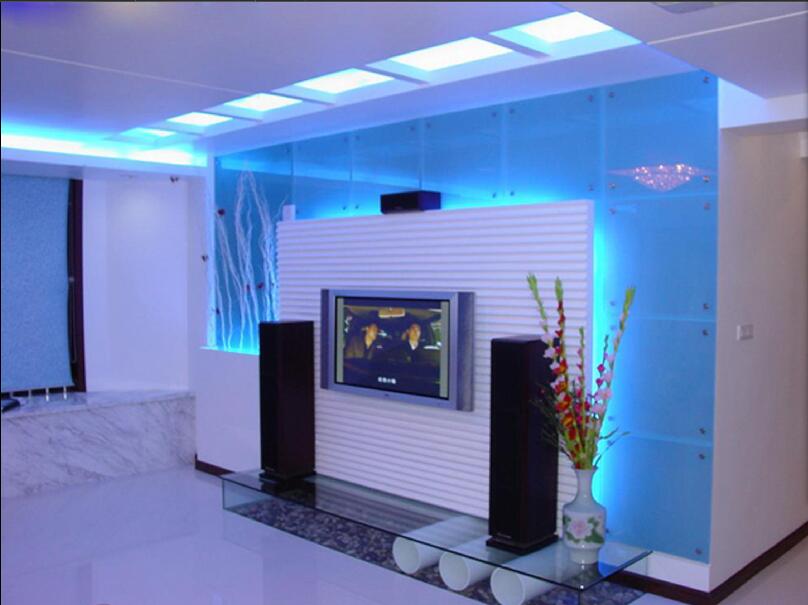 赤峰金狮小区淡蓝色电视墙壁灯客厅透明茶几效果图
