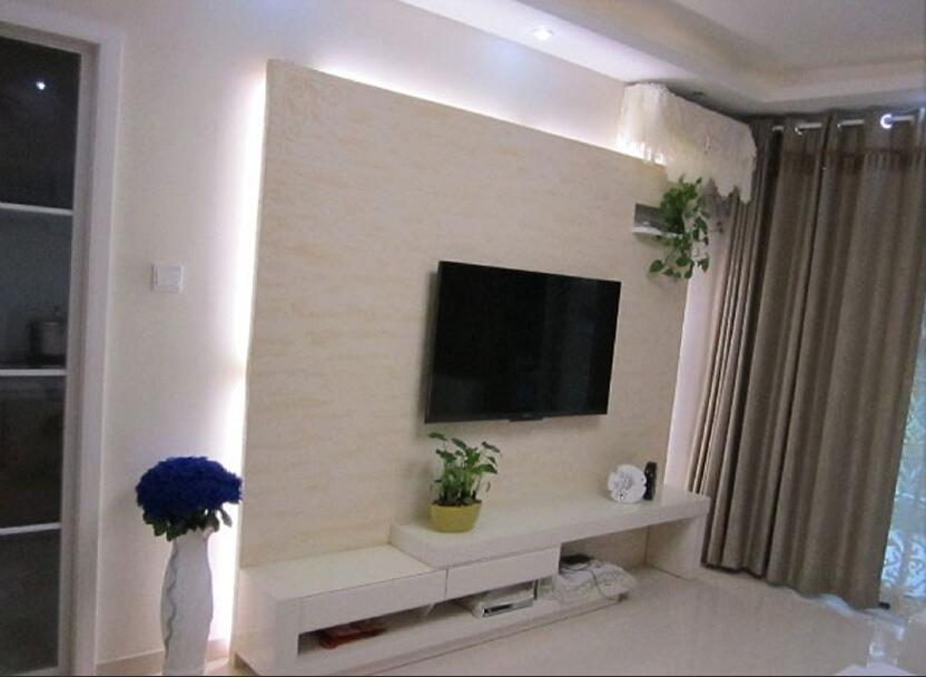 通辽园丁花园30平米客厅黄色电视墙空调机罩灰色窗帘效果图