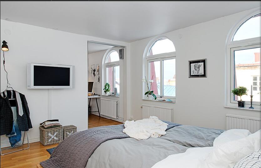 乌兰察布康乐公寓简欧风格客厅拱形多窗户白灰色床品暖气效果图