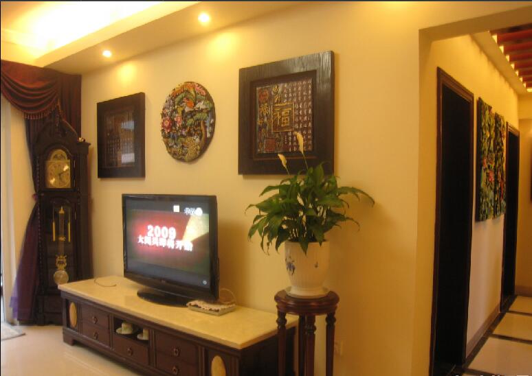 锡林郭勒金景花语城黄色电视墙木条过道吊顶深红色沙发效果图