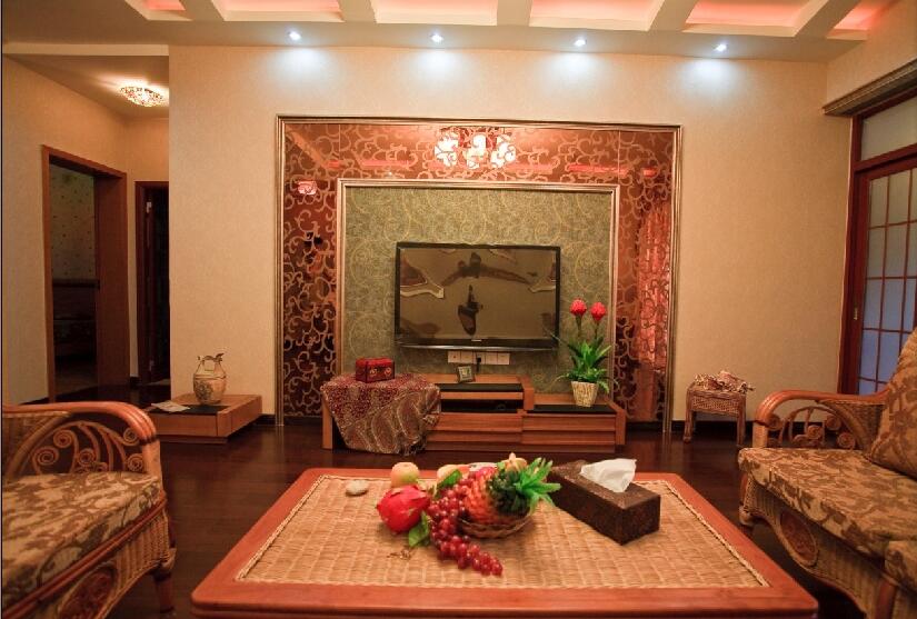 锦州北湖山庄客厅格子吊顶红色格子门藤编茶几欧式复古沙发效果图