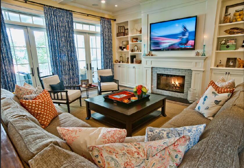 石家庄美式客厅博古架电视墙蓝色印花窗帘麻布布艺沙发效果图