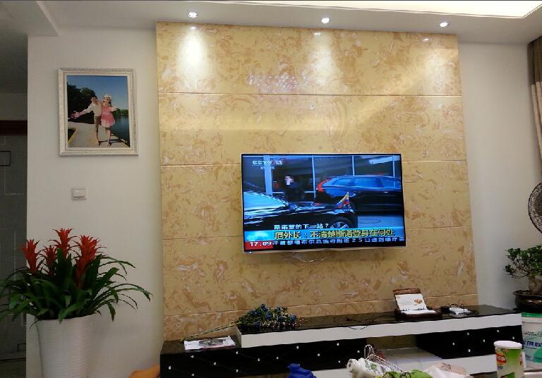 盘锦万合城市广场黄色大瓷砖电视墙射灯吊顶黑色现代电视柜效果图