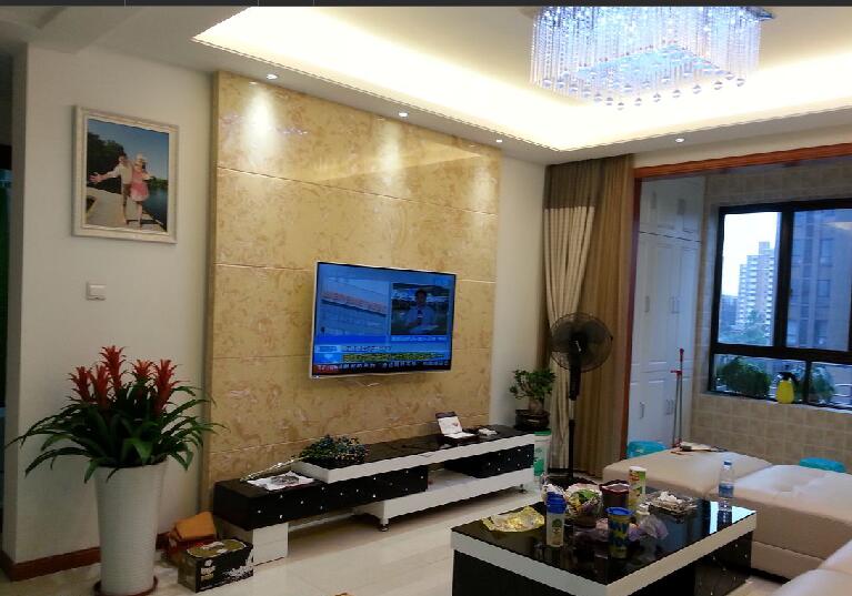 盘锦志高·地球村40平米客厅珠帘吊灯黑色电视柜阳台储物柜效果图