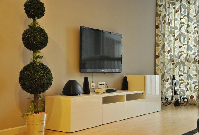 宜昌神仙湾现代10平米客厅壁挂式电视墙白色电视柜摆放球形绿植效果图