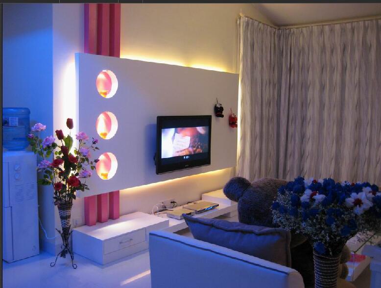 深圳正展逸园10平米小客厅创意电视墙拐角窗帘白色地砖摆放饮水机