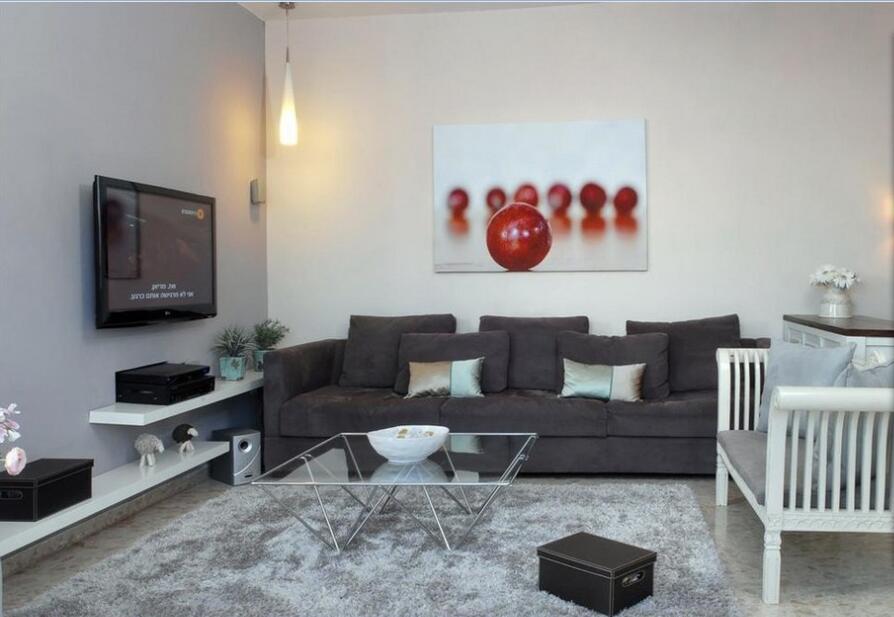 阳江福盈·新达城现代简约客厅电视墙深灰色沙发玻璃茶几白色方形靠背椅效