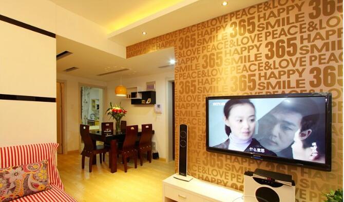 银川长城惠兰园10平米现代客厅英文电视壁纸条纹沙发实木家具效果图